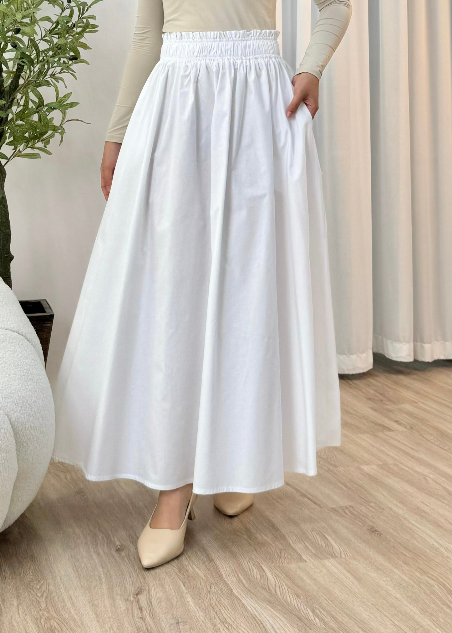 Miaa in Pure White